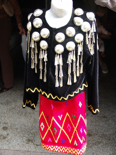 景颇族绚丽多彩的筒裙