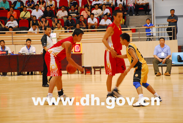 盛会,18日早开赛的篮球比赛吸引了芒市及周边地区的广大群众前来观战