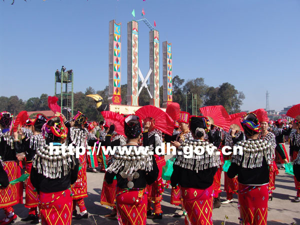 陇川2007年目瑙纵歌节共舞目瑙组图二