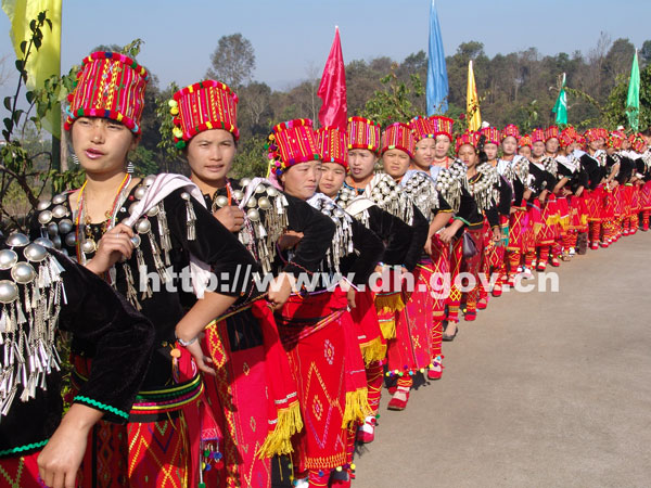 陇川2007年目瑙纵歌节共舞目瑙组图一