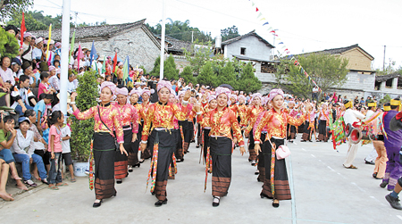 芒东镇各族同胞欢度“十·一”