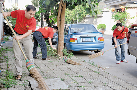 “迎国庆·大保洁”志愿服务洁净芒市城