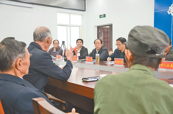 龚敬政接访农场退休队干代表