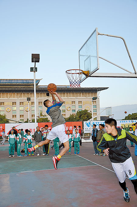 “远翔杯”中小学生篮球赛开赛