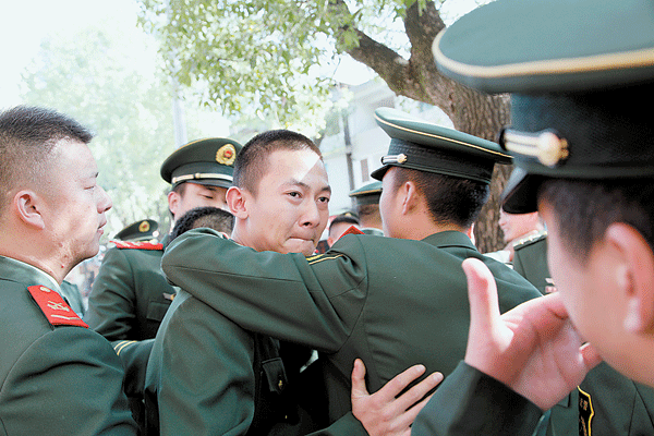 170余名边防老兵泪别军营