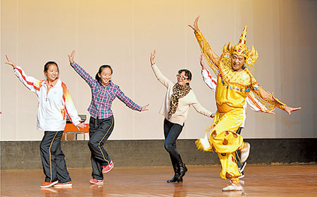 德宏玉文化和孔雀舞走进师附中