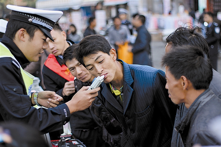 抵制交通违法 安全文明出行