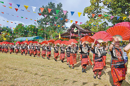 中国景颇族代表团赴泰国参加目瑙纵歌节