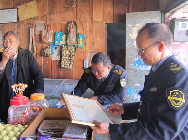 检查食品经营户，摄影：陈晓丹