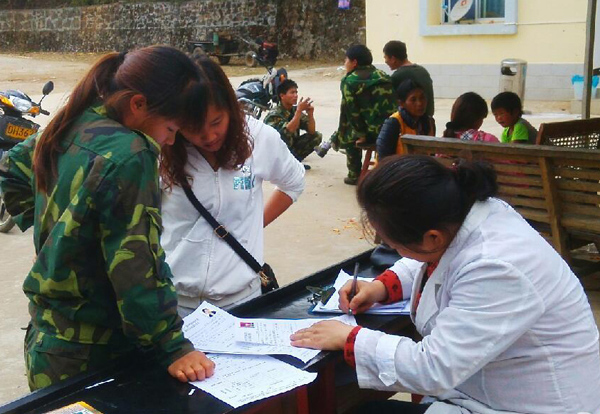 开展办健康证体检工作，摄影：杨晓明