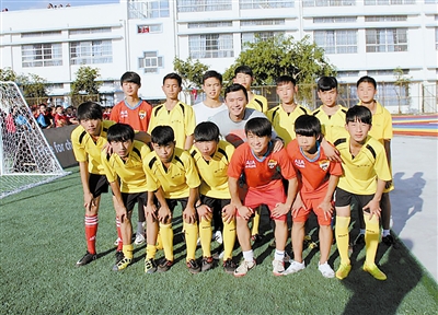 高雷雷捐赠陇川二小足球场竣工