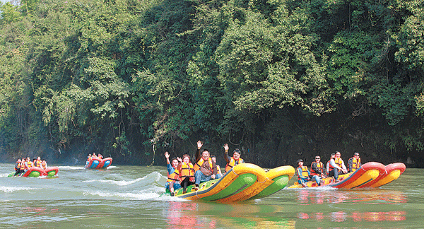 瑞丽江热带雨林漂江体验游首