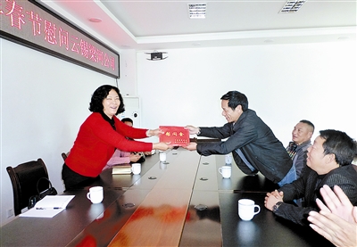 州总工会春节送温暖进梁河