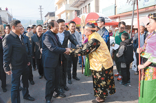 九保古镇人如潮民俗美食绽异