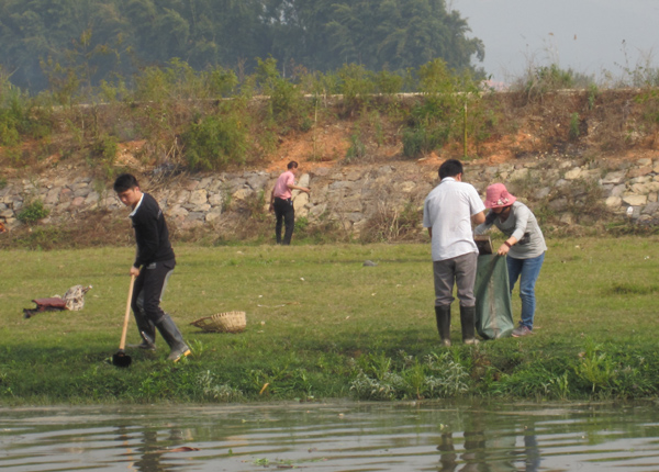 清理河边垃圾