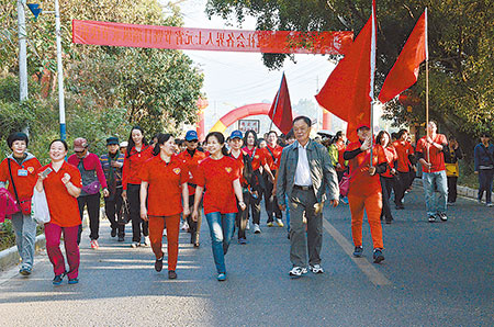 我州开展徒步孔雀湖活动庆祝“三·八”节