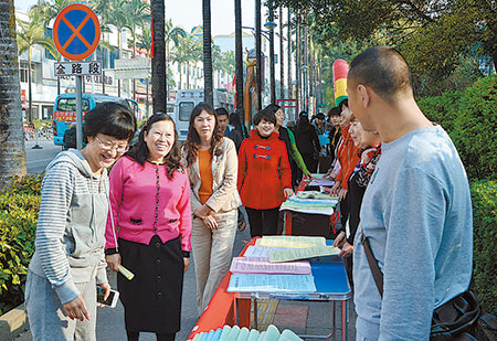 州妇儿工委开展“三八”宣传活动