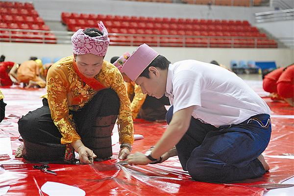 傣族剪纸作品《孔雀》完工