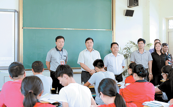 德宏州政府领导慰问高考备战