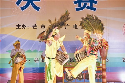 首届傣族象脚鼓舞鼓王拔彩赛举行