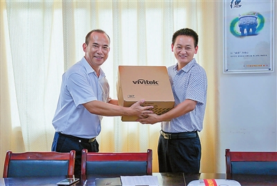 我州所有乡镇配备多媒体设备