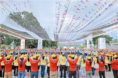 手牵手大型公益活动走进梁河一中