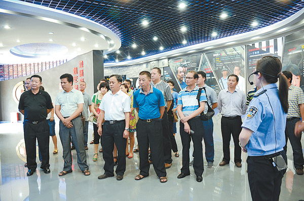 州人大常委会组织干部接受廉