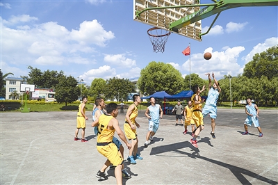 德宏军分区与芒市机场开展篮球友谊赛