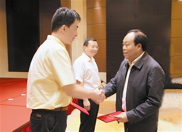 上烟集团携手上汽集团向我州捐赠7辆校车