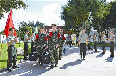 边防新兵踏入火热军营