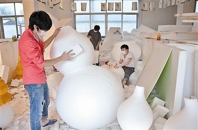 68辆牛车彩车进入制作装饰阶段