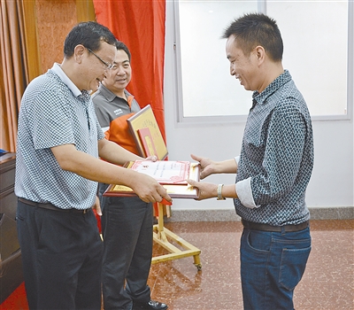 我州快递行业协会挂牌成立