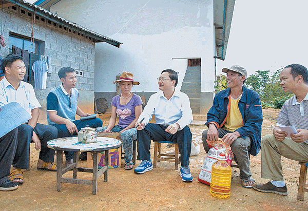 把扶贫开发与产业结合起来--