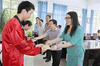 山东企业爱心资助我州寒门学子