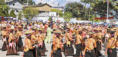 芒东镇群众载歌载舞迎国庆