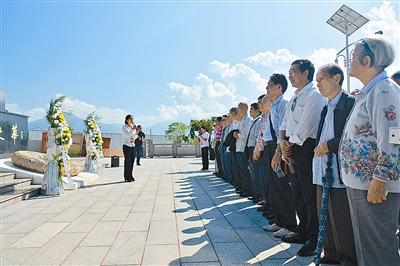 百名老干部重阳踏秋走边关