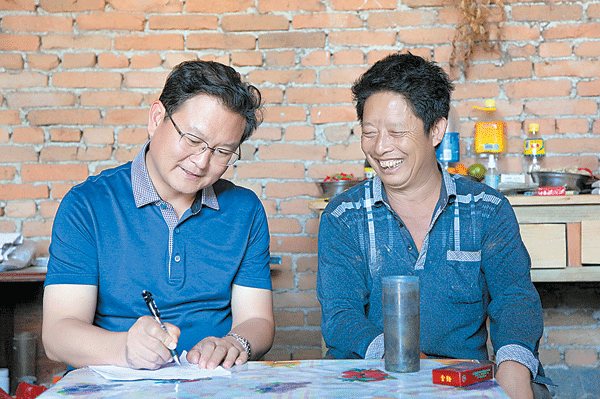 何汝利认真填写挂钩户访谈问