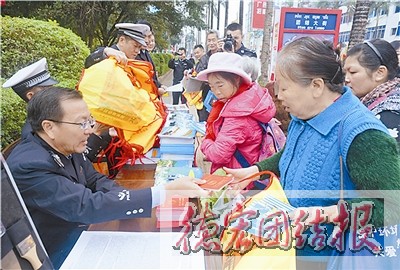 我州精心组织“全国交通安全日”宣传活动