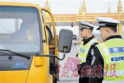元旦期间我州道路交通畅通有序