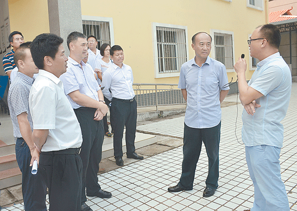 刘一平在遮放卫生院调研。