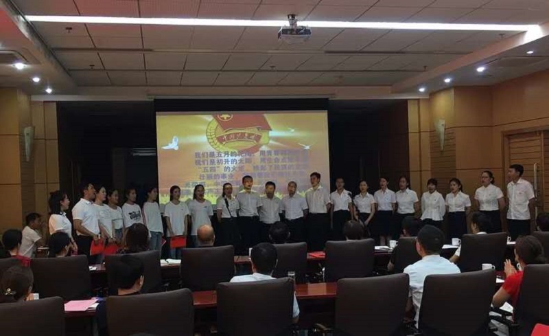 集体合唱《光荣啊，中国共青团》