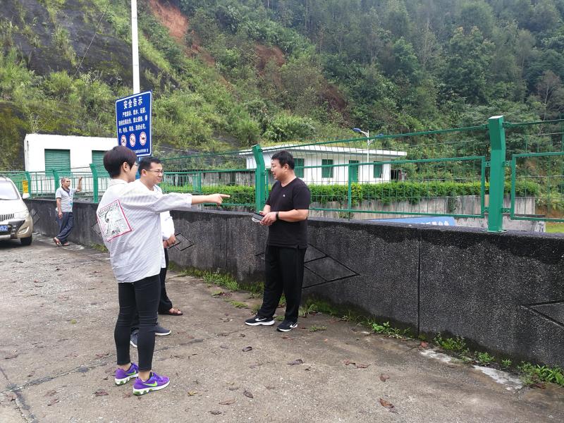 现场察看芒市勐板河水库饮用水源地