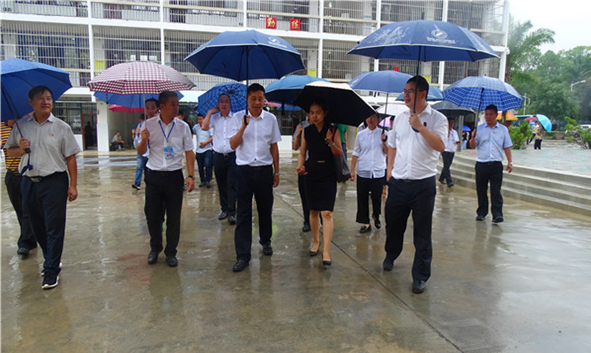 德宏州人民政府卫岗州长一行深入芒市第七小学调研开学准备工作