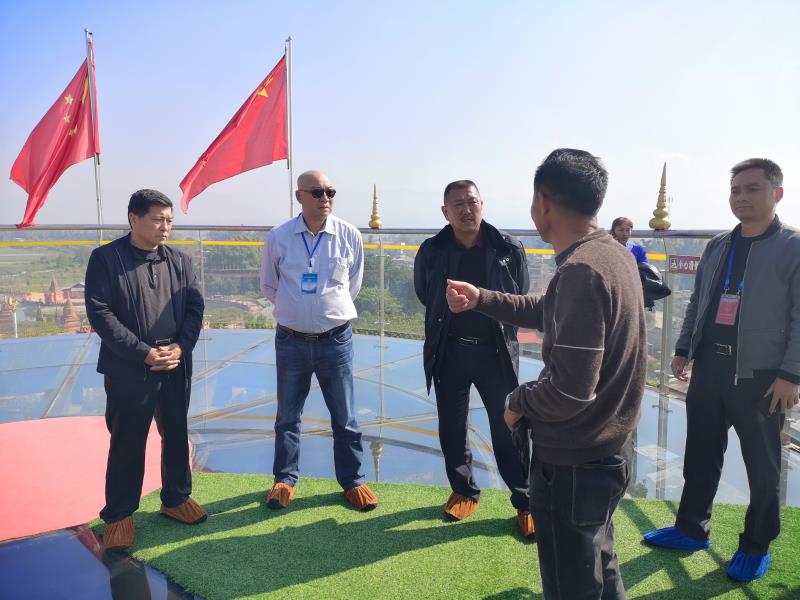 假日旅游安全生产检查照片（检查玻璃桥）