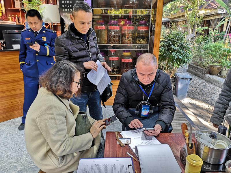 假日旅游安全生产检查照片（检查导游及旅游团队）