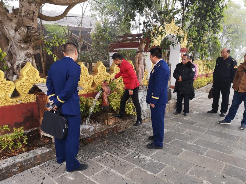 假日旅游安全生产检查照片（检查消防栓）