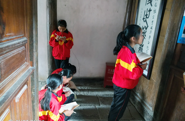 2020博物馆日九保小学生参观李根源故居学生认真记录