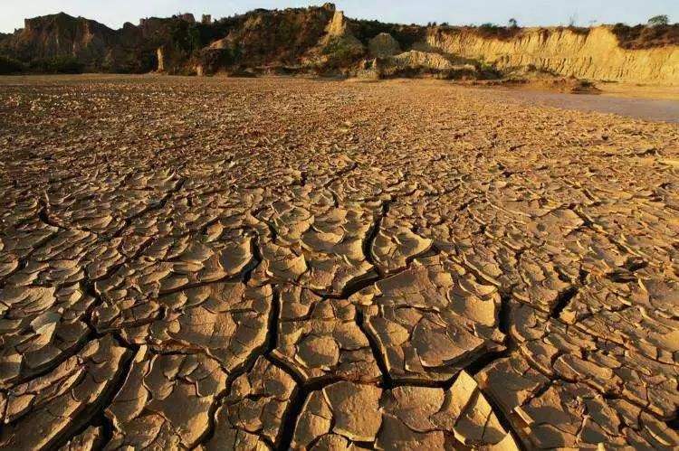 我国宣传的主题是"防治土地荒漠化 助力脱贫攻坚战",旨在进一步激励和