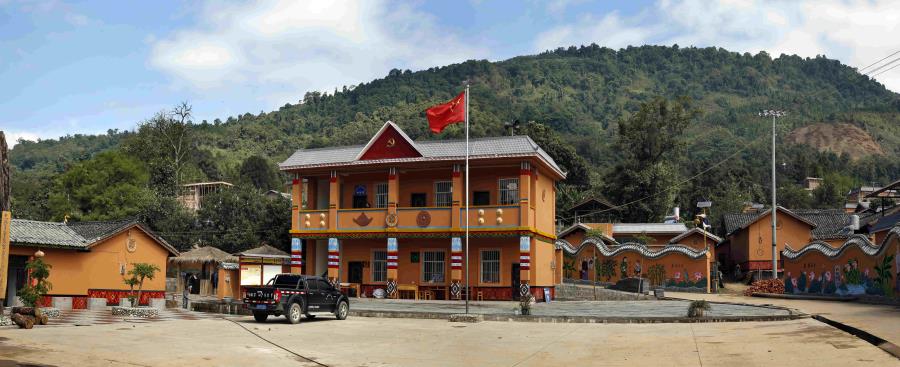 盈江县太平镇雪梨村三板斧推进民族团结创建工作